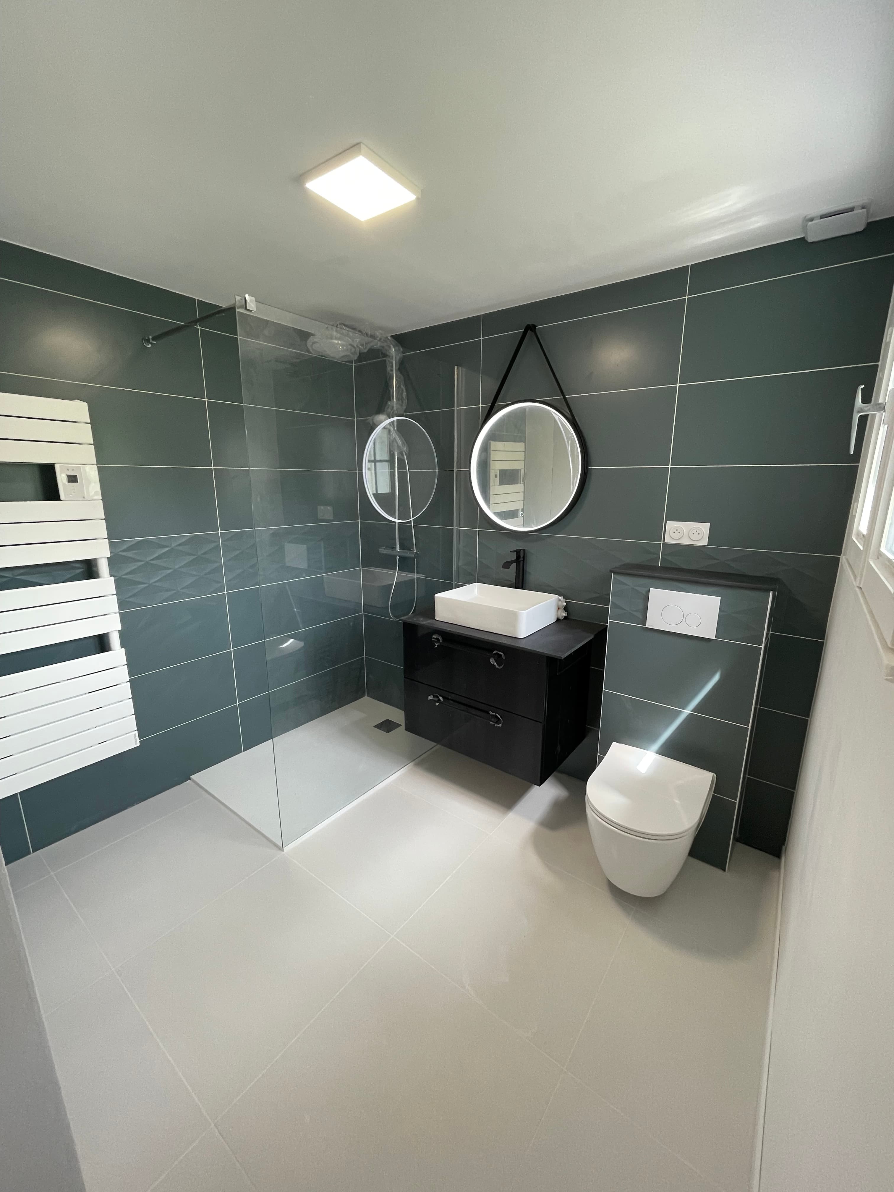 Salle de bain moderne avec douche à l’italienne et meuble vasque à Combres