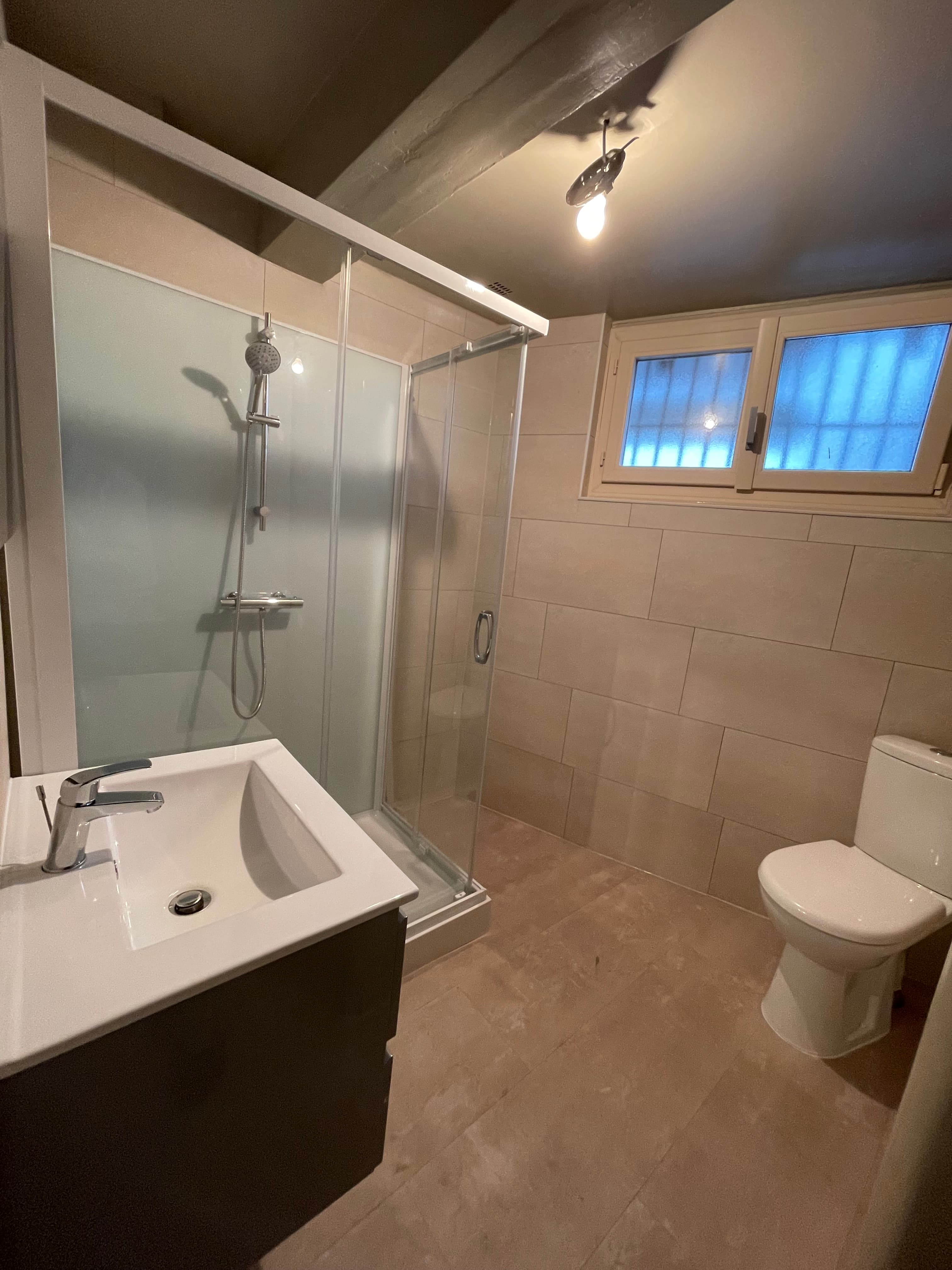 Rénovation salle de bain moderne avec douche et meuble vasque à La Bazoche-Gouet