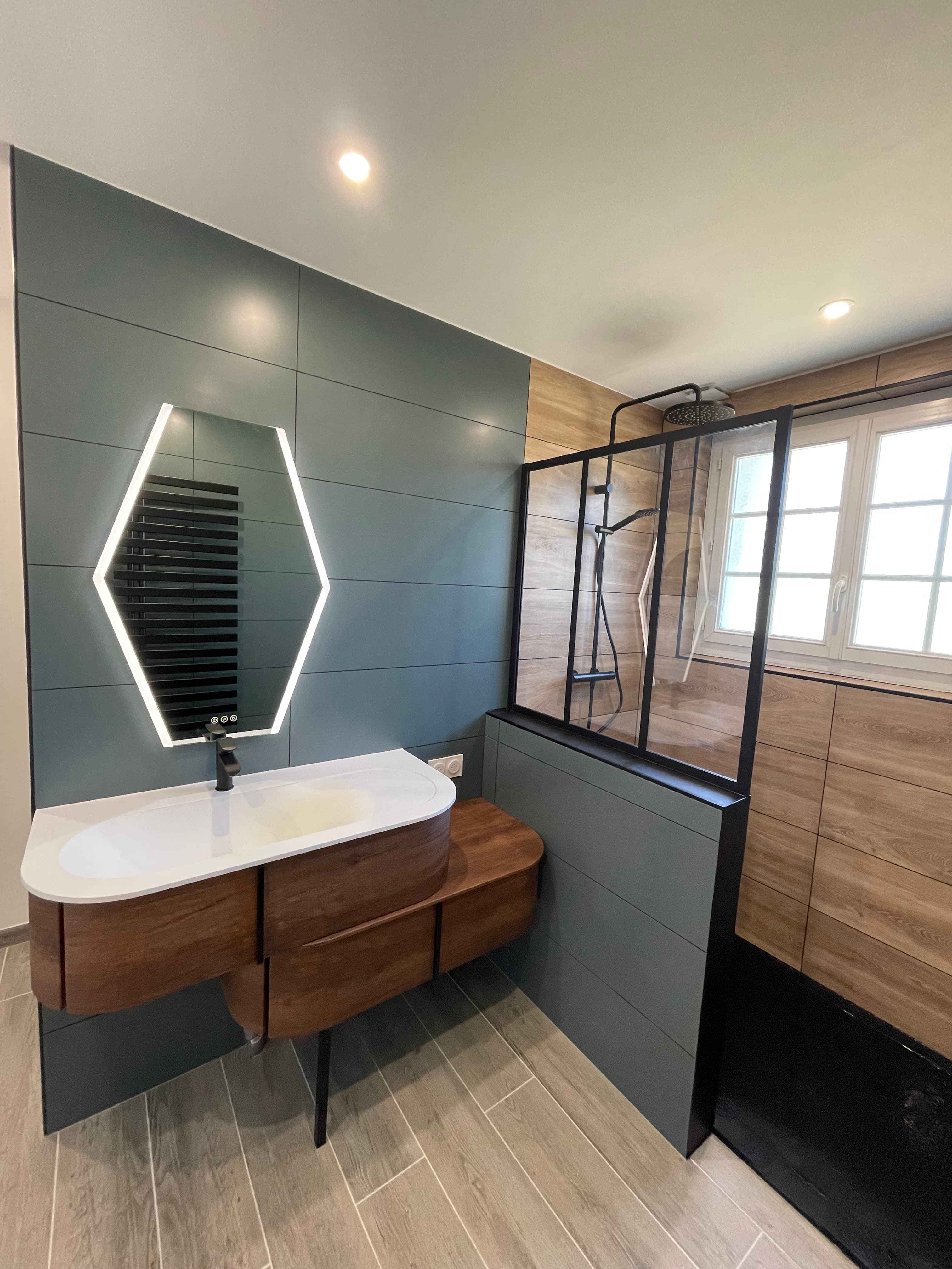 Salle de bain moderne rénovée avec douche et meuble vasque à Combres dans le Perche