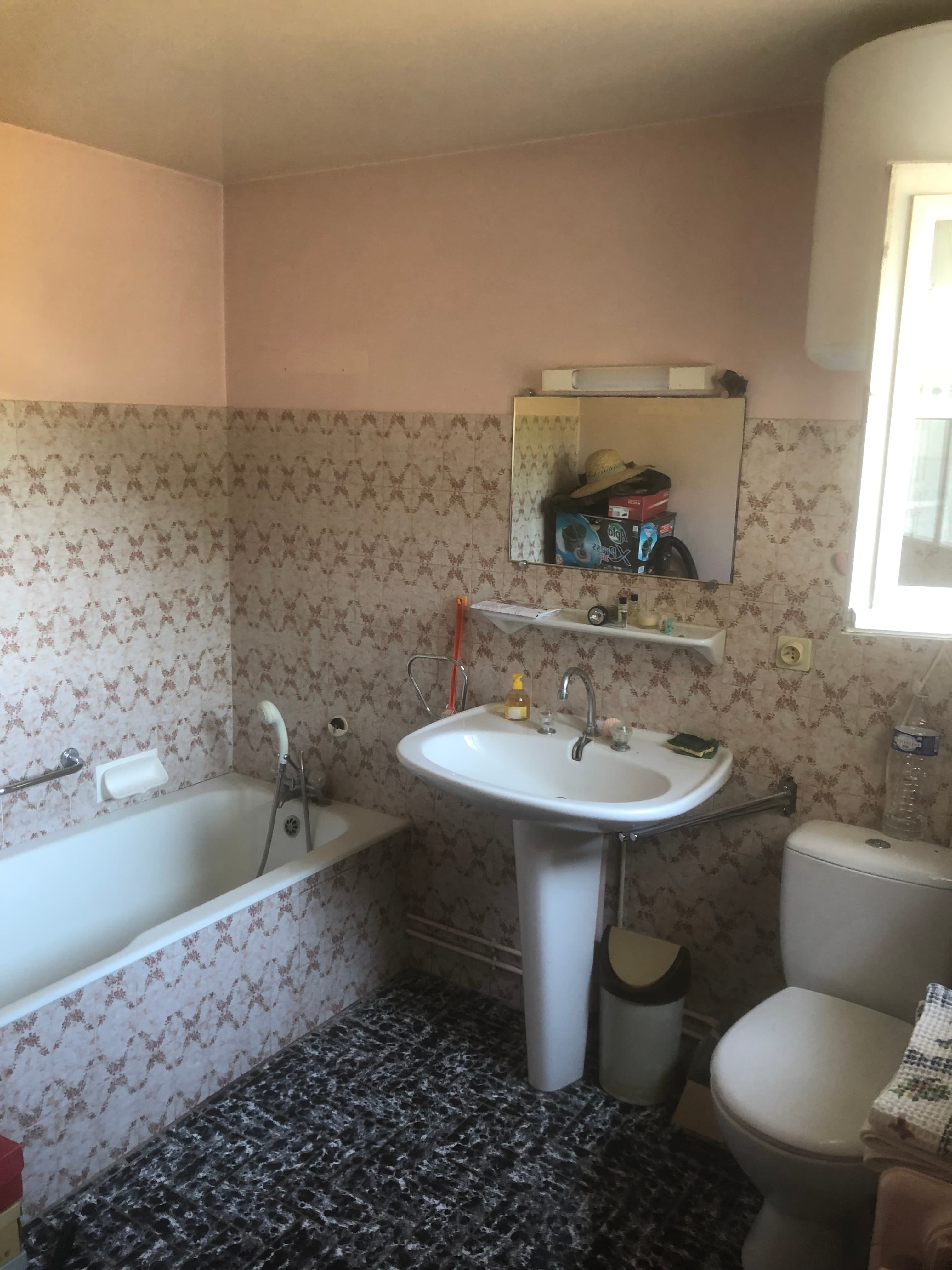 Avant travaux - Rénovation complète de salle de bain avec douche à l'italienne à Combres à Combres, Salle de bain moderne avec douche à l’italienne et meuble vasque à Combres