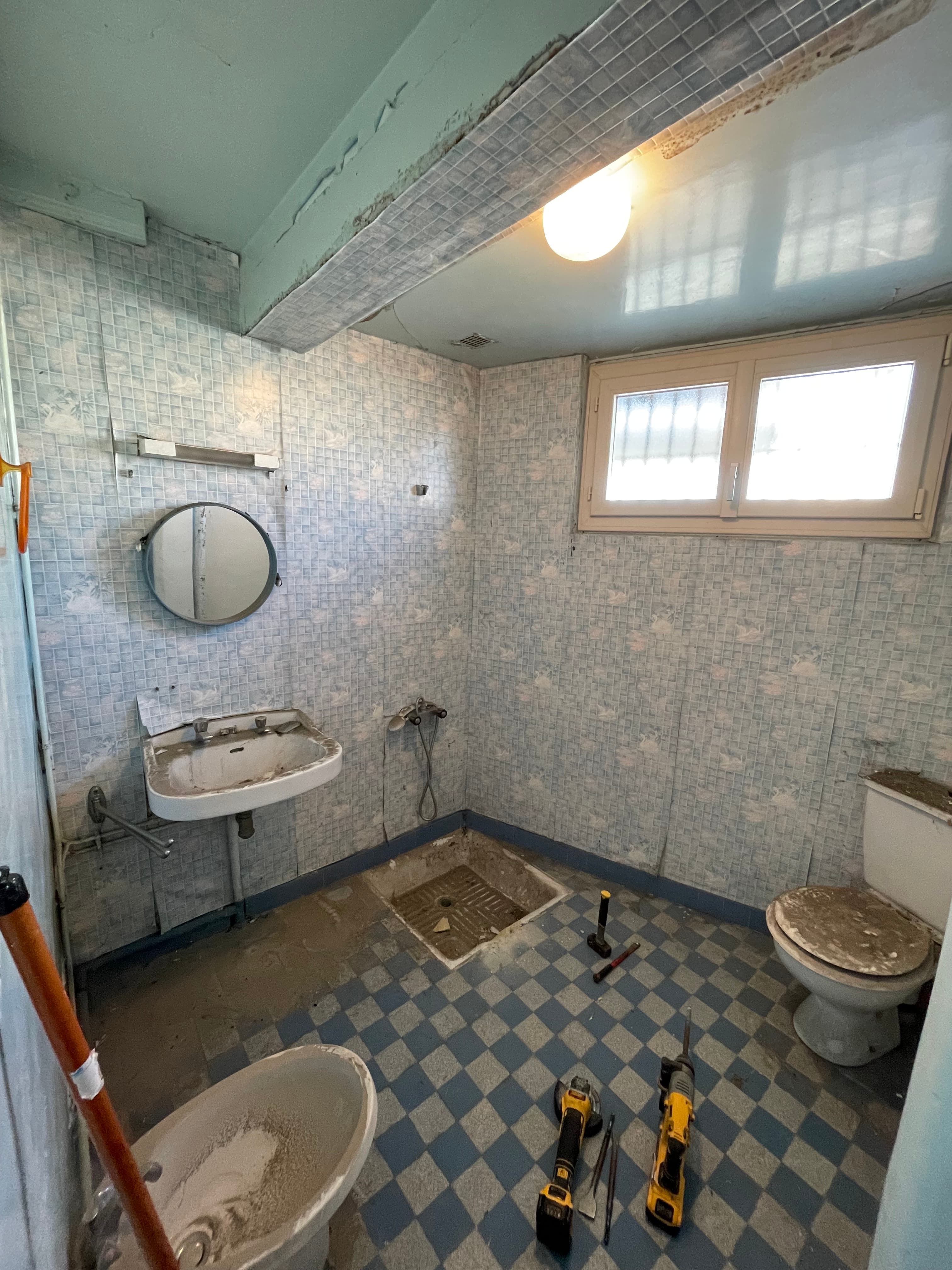 Avant travaux - Rénovation complète de salle de bain à La Bazoche-Gouet à La Bazoche-Gouet, Rénovation salle de bain moderne avec douche et meuble vasque à La Bazoche-Gouet