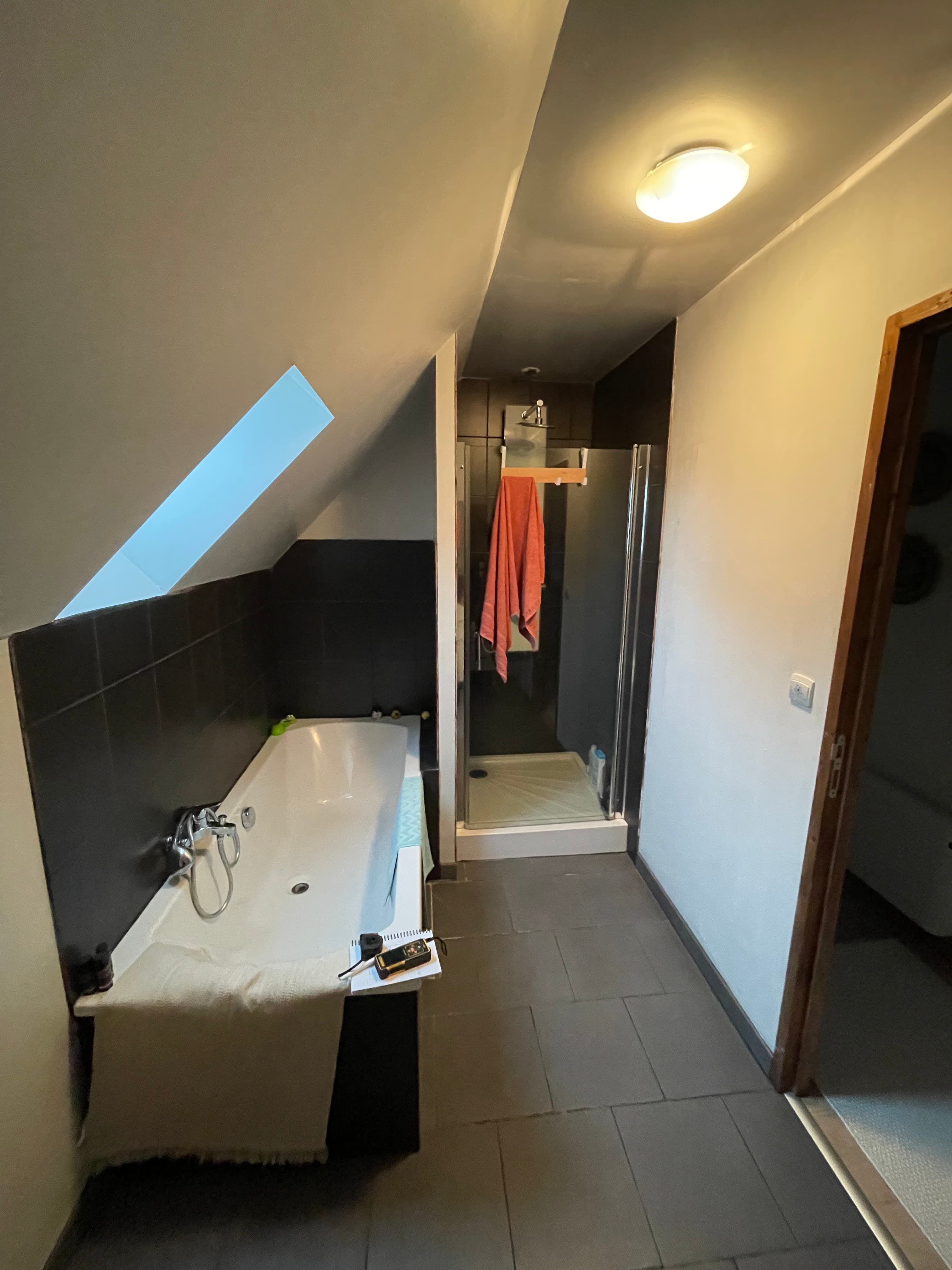 Avant travaux - Rénovation complète de salle de bain sous combles à Rémalard-en-Perche à Rémalard-en-Perche, Salle de bain rénovée sous combles avec douche à l’italienne et baignoire d’angle à Rémalard-en-Perche