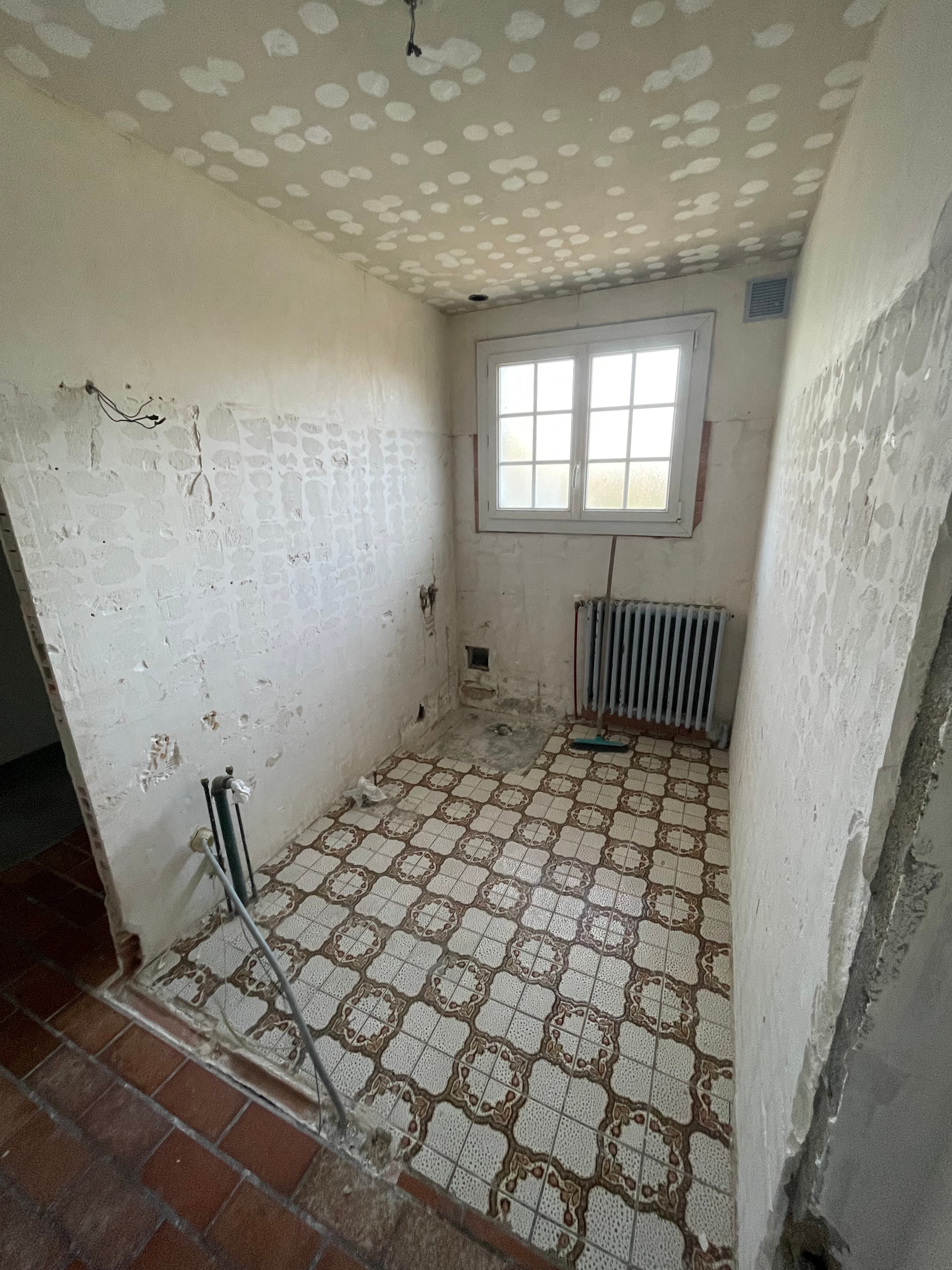 Avant travaux - Rénovation complète de salle de bain moderne à Combres à Combres, Salle de bain moderne rénovée avec douche et meuble vasque à Combres dans le Perche